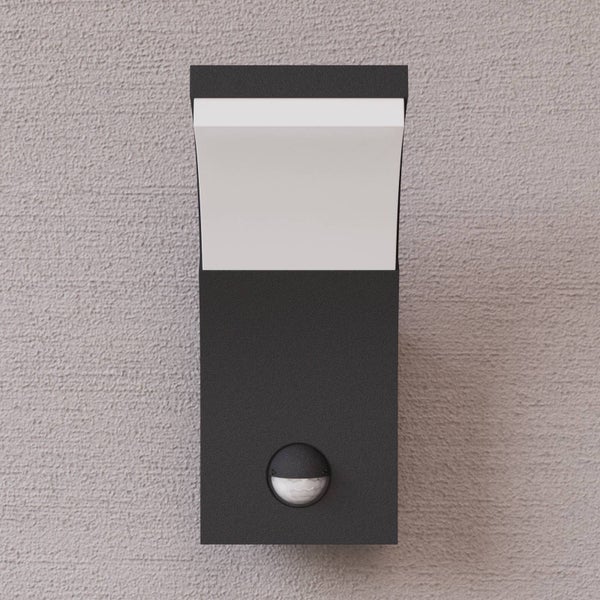 Moderne Wandaußenleuchte in Schwarz mit integriertem Bewegungsmelder und weißem LED-Panel.