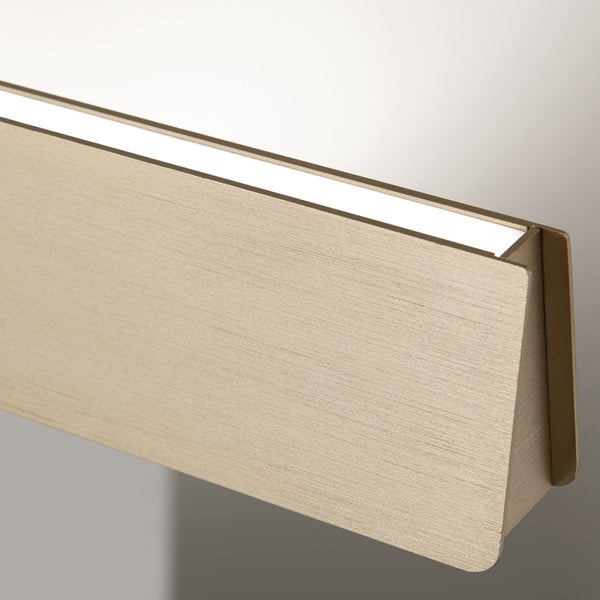 Moderne LED Wandleuchte mit gebürsteter Oberfläche und diffuser Lichtquelle für eine indirekte Raumbeleuchtung.