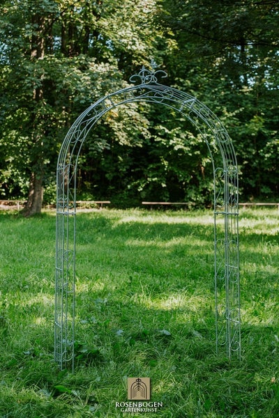 Metall-Rosenbogen im Garten