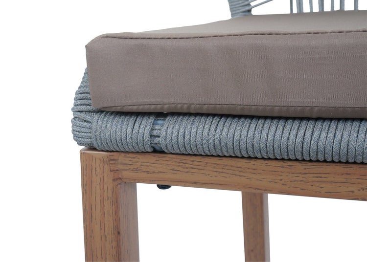 Detailansicht eines Stuhls mit Holzelementen, Seilbespannung und Sitzkissen