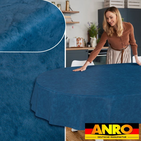 Ovale, marmorierte Tischdecke in Blau auf einem Tisch in einer hellen Küche mit Detailansicht der Stoffstruktur und ANRO Logo.