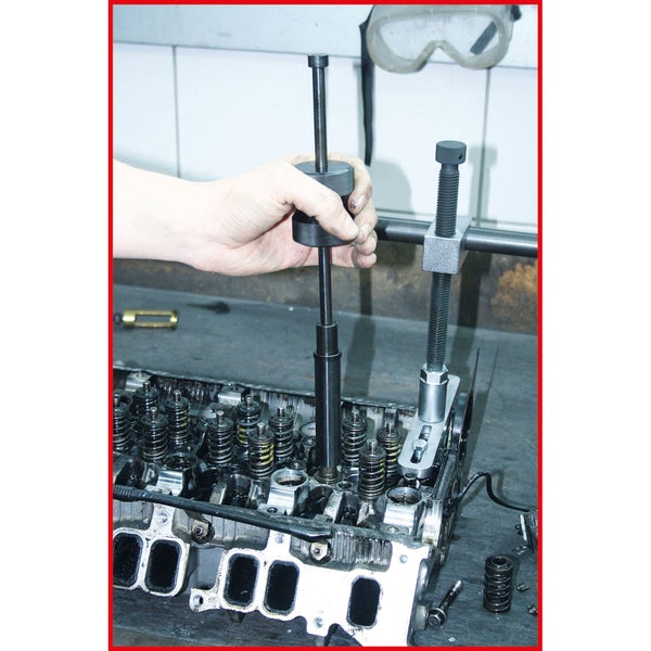 Ventilfederwerkzeug im Einsatz an einem Zylinderkopf