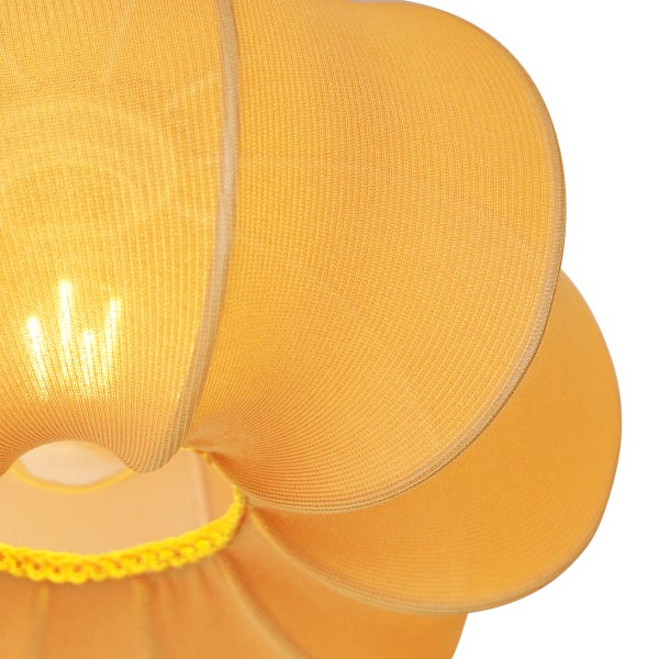 Detailaufnahme eines gelben Lampenschirms aus Textil mit strukturierter Oberfläche und bauchiger Form.