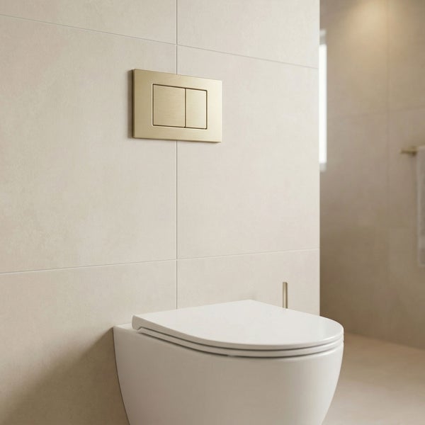 Goldfarbene Betätigungsplatte mit Zwei-Mengen-Spülung über einem wandhängenden WC in einem modern gefliesten Badezimmer.