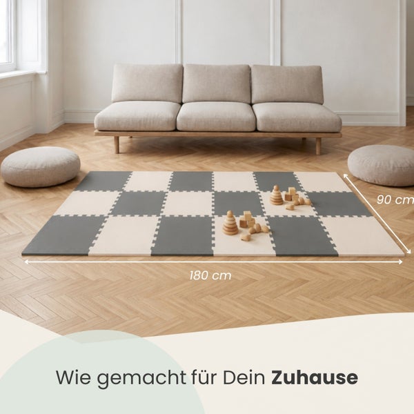 Puzzle-Spielmatte mit Schachbrettmuster in Grau und Beige, 180 mal 90 Zentimeter, in einem hellen Wohnzimmer auf Parkettboden.