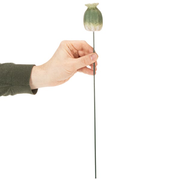 Hand hält Mohnblume aus Keramik am Stab