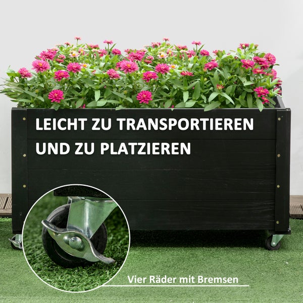 Bewässerung eines schwarzen Pflanzgefäßes mit Entwässerungsöffnung