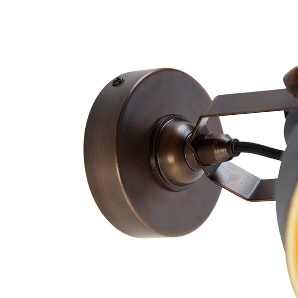 Detailaufnahme einer Wandleuchte mit Metallelementen