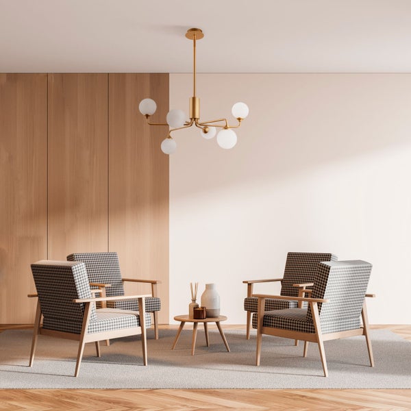 Wohnzimmer mit Sesseln, Teppich, Lampe und Tisch