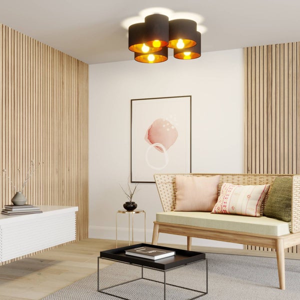 Modernes Wohnzimmer mit mehrflammiger Deckenleuchte, Holzlamellenwänden, Sofa aus hellem Holz und grauem Teppich. Helle Atmosphäre.