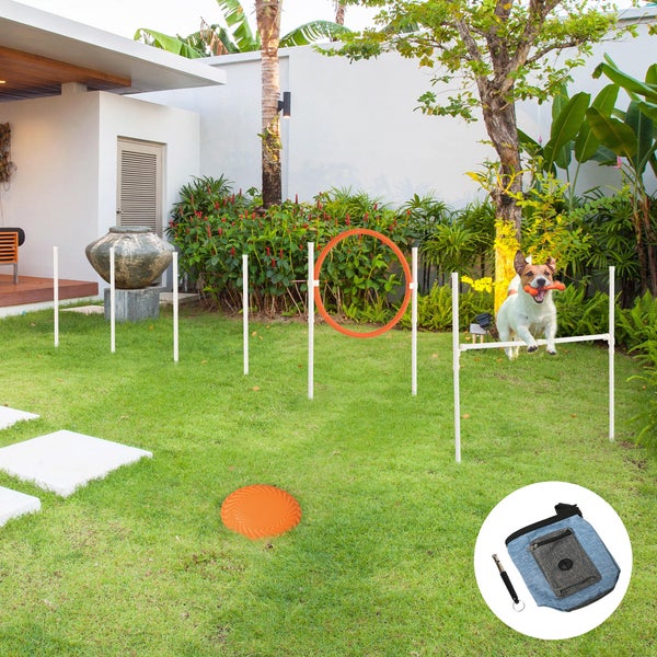 Begehbarer Kleiderschrank mit Regalen und Schubladen in einem modern eingerichteten Schlafzimmer.