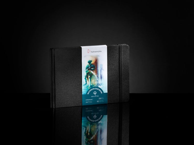 Drei dekorative, mit Kunstschnee bedeckte Geschenke mit Schleife und Batteriebetriebener Beleuchtung.