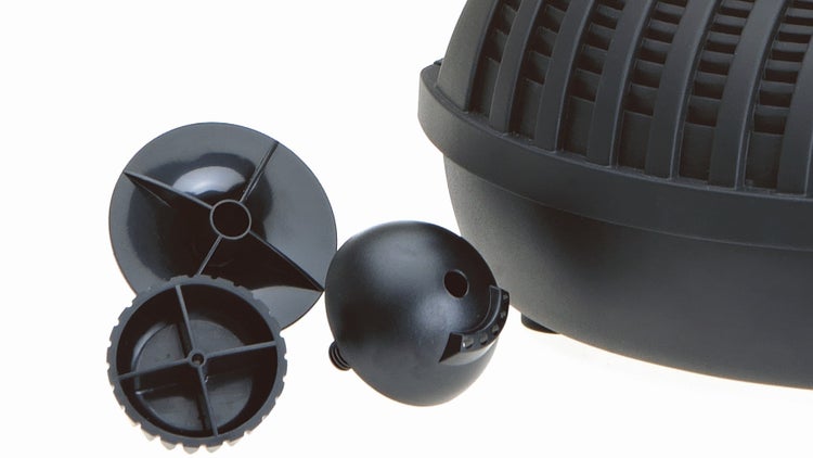 Teichpumpen-Zubehör aus schwarzem Kunststoff mit Kugelgelenk, verstärkten Rundkappen und einem Teil des Filtergehäuses.