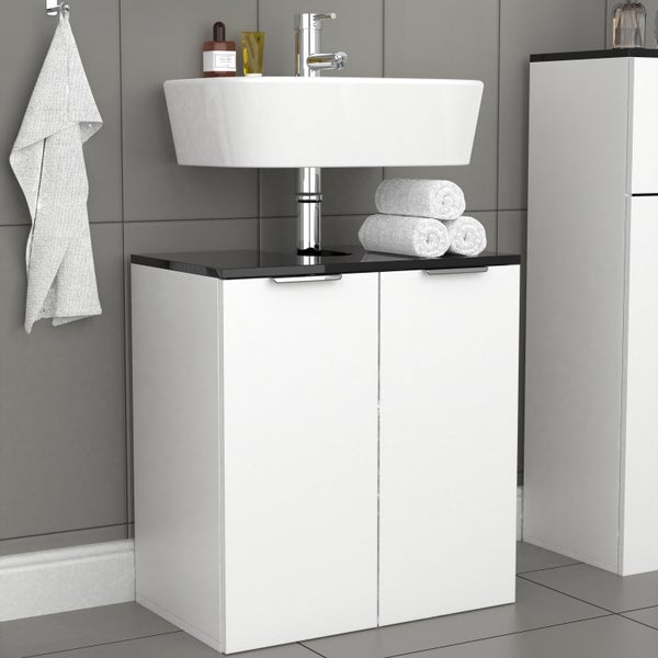 Badezimmer mit Waschbecken, Unterschrank und Handtüchern