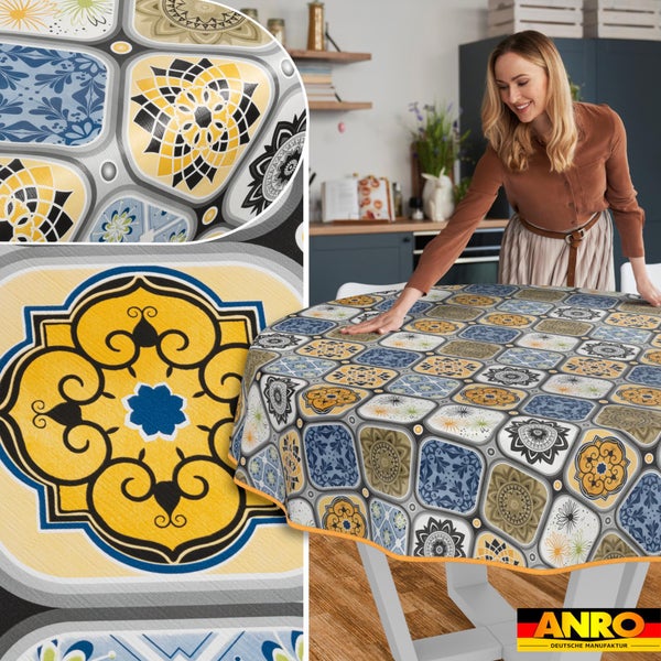 Eine Frau glättet eine runde Tischdecke mit mediterranem Kachelmuster auf einem Tisch in einer hellen Küche, Detailansichten der Struktur, ANRO Logo.