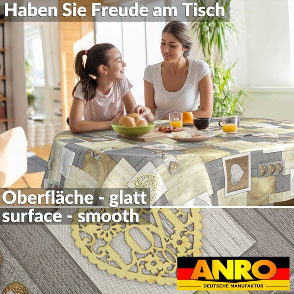Wachstuchtischdecke, glatte Oberfläche, Holzoptik und Herzmotive in hellem Esszimmer. Deutsche Manufaktur. Anro Logo.