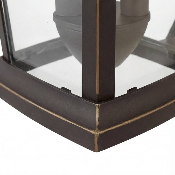 Detailansicht einer Außenleuchte mit Glasgehäuse und Metallrahmen