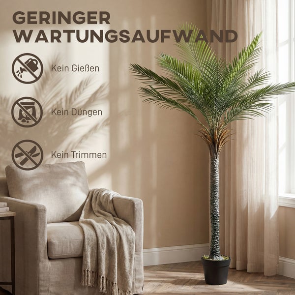 Künstliche Palme in einem Topf neben einem Sessel im Wohnzimmer mit Symbolen für geringen Wartungsaufwand wie kein Gießen Düngen oder Trimmen.