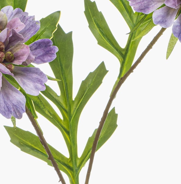 Künstliche Scabiosa in Violett mit grünem Stiel und Blättern.