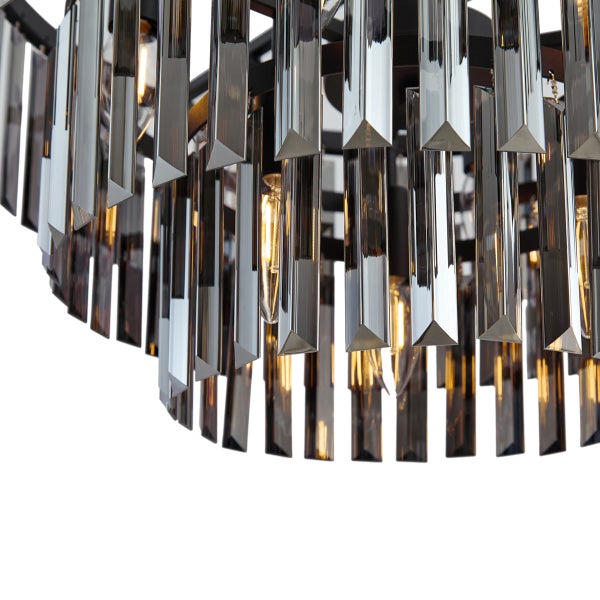 Nahaufnahme einer Pendelleuchte mit rechteckigen Glasstäben und Glühbirnen