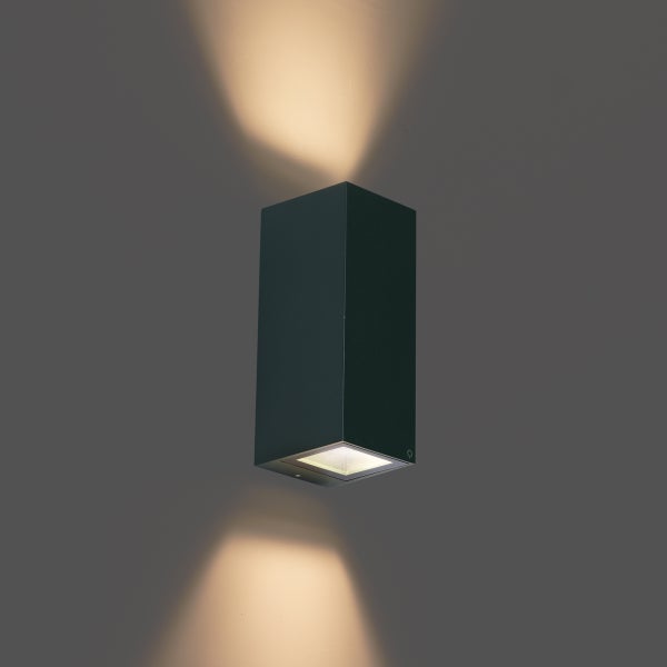 Rechteckige schwarze Wandleuchte mit Lichtaustritt nach oben und unten.