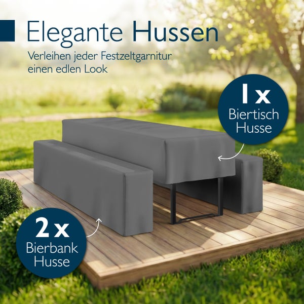 Dreiteiliges Set Hussen für eine Festzeltgarnitur, bestehend aus einer Tischhusse und zwei Bankhussen, auf einer Holzterrasse.