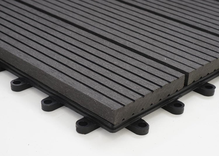 Dunkelgraue WPC Klickfliese für die Terrasse mit geriffelter Oberfläche und Klicksystem.