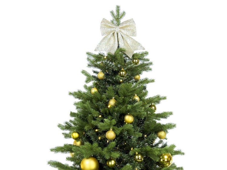Weihnachtsbaumspitze in Schleifenform mit Glitzeroptik auf der Spitze eines dekorierten Weihnachtsbaums