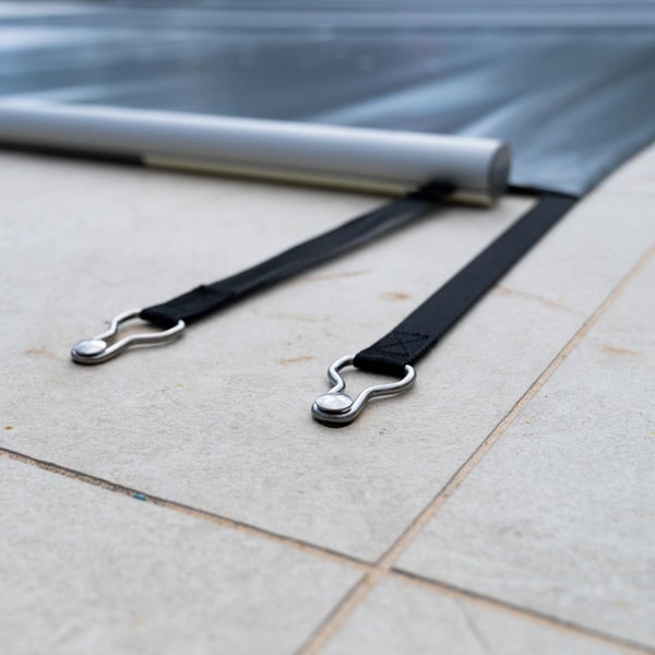 Detailansicht einer Poolabdeckung mit Befestigungsgurten