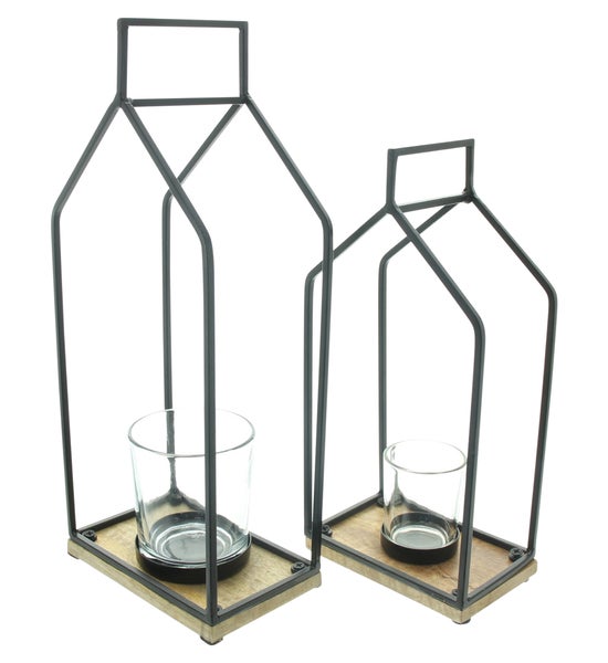 Zwei Windlichter mit Metallrahmen und Holzsockel