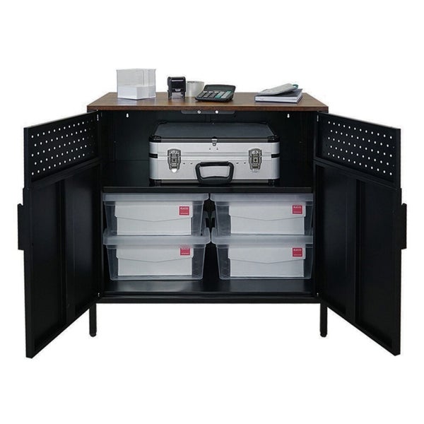 Schreibtisch mit schwarzem Metallschrank, offenen Türen und verschiedenen Gegenständen auf der Oberseite