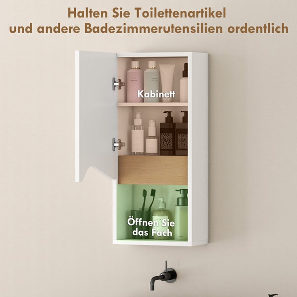 Weißer Badezimmerschrank zur Wandmontage mit geöffneter Tür, zwei Regalfächern und einem offenen Fach unten, gefüllt mit Toilettenartikeln.