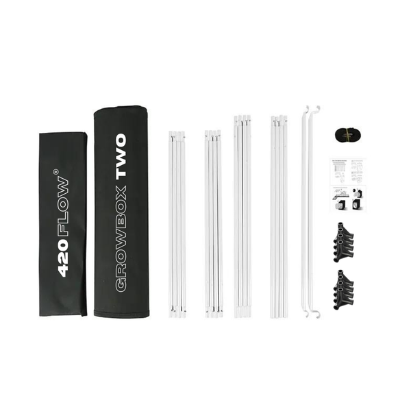 Einzelteile eines 420 Flow Growbox Two Gewächshauses inklusive Metallstangen, Kunststoffverbindern, Tasche und Aufbauanleitung.