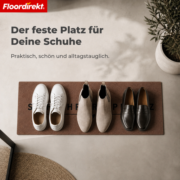 Eine rechteckige Schuhmatte von Floordirekt als fester Platz für Schuhe im Flur mit drei Paar Schuhen darauf.