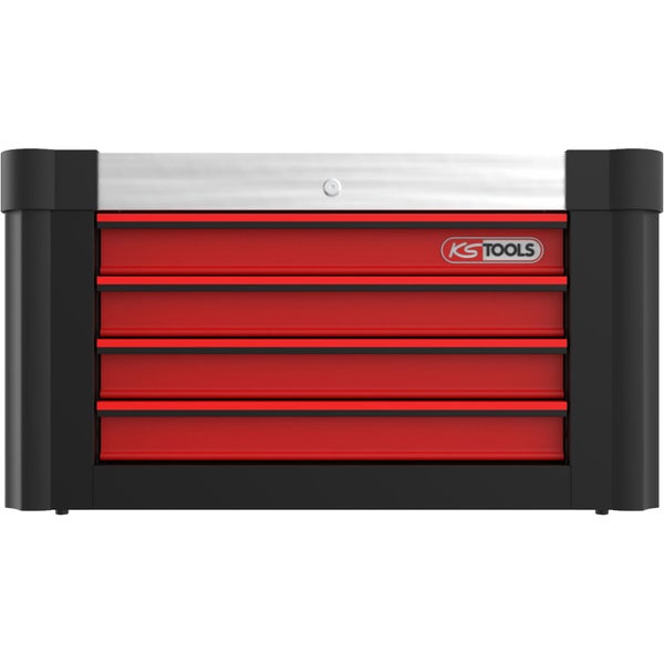 Spielturm aus Holz mit Rutsche, zwei Schaukeln und Kletterwand mit Seil.