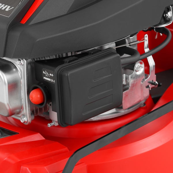 Detailansicht eines Rasenmähers mit Primer