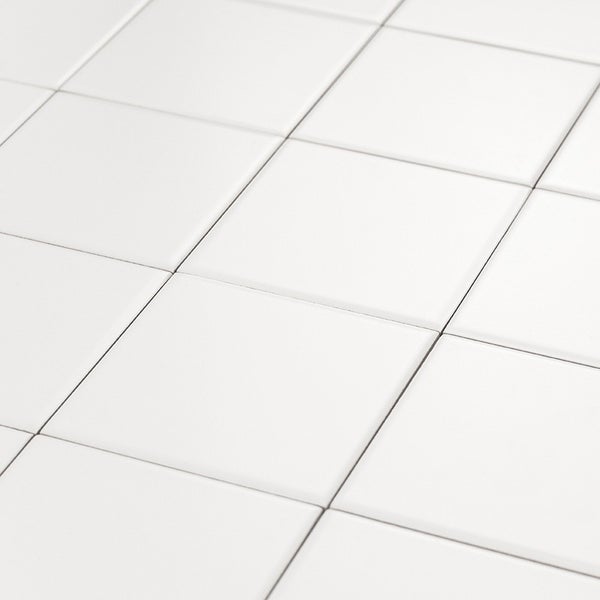 Quadratische Wandfliesen in schlichtem Design zur Verlegung im Innenbereich.