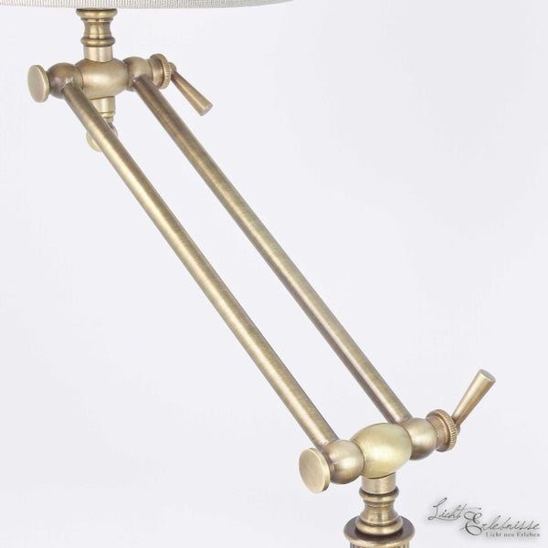 Detailansicht einer verstellbaren Tischleuchte aus Metall