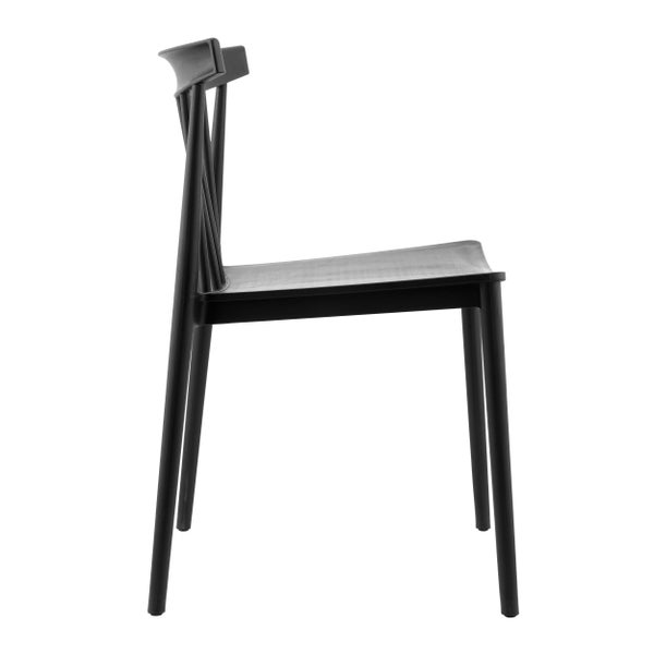 Schwarzer Stuhl in der Seitenansicht mit dekorativer gekreuzter Rückenlehne aus Kunststoff.
