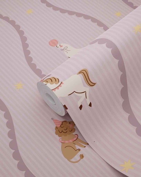 Kindertapete mit Motiven von einem Einhorn, einem Löwen mit Partyhut sowie Sternen und feinen Streifen.