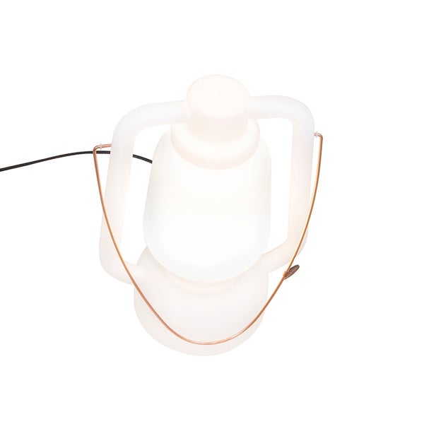 Weiße Tischleuchte in Laternenform mit dünnem Metallbügel und schwarzem Kabel.