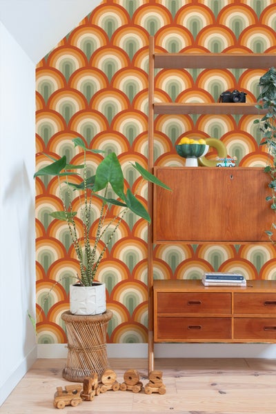 Raumgestaltung mit retro gemusterter Tapete, Holzregal und Zimmerpflanzen