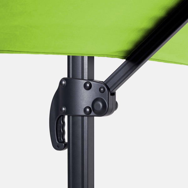 Schiebemechanismus eines Sonnenschirms mit Handgriff aus Kunststoff an einem Metallmast.