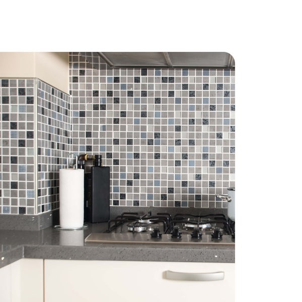 Küchenrückwand mit Mosaikfliesen aus Glas und Stein über einem Gaskochfeld und einer Arbeitsplatte aus Stein.