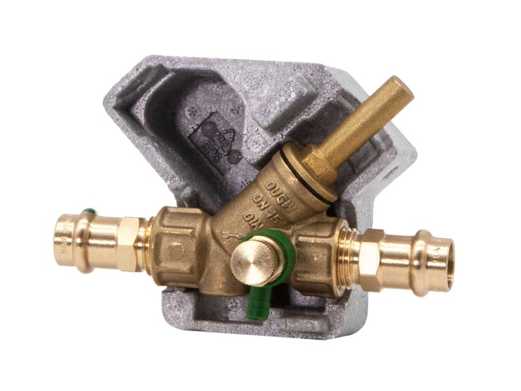 Messing-Ventil DN 15 mit Pressanschlüssen und grauer Dämmschale aus EPS für Heizungsanlagen.