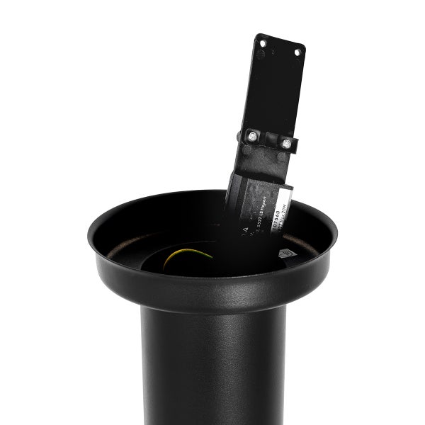 Detailansicht einer schwarzen Außenleuchten-Halterung mit Montageplatte und sichtbarem Erdungskabel für die Installation.