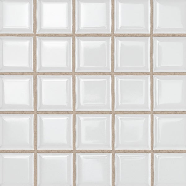 Quadratisches Mosaikfliesennetz mit glatten Fliesen und breiten Fugen für Wandbeläge
