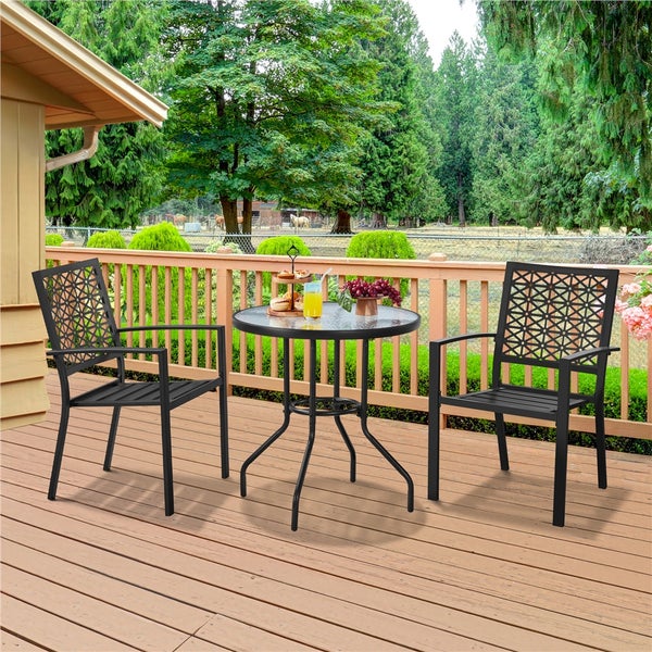 Dreiteiliges Balkonmöbel-Set aus schwarzem Metall auf einer Holzterrasse, bestehend aus zwei Stühlen mit Gitter-Rückenlehne und einem runden Glastisch.
