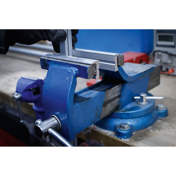 Werkbank mit eingespanntem Metallprofil