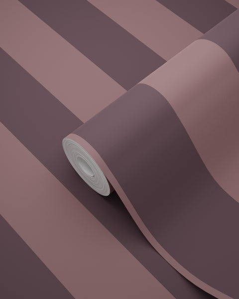 Gestreifte Tapete in zwei verschiedenen lila Farbtönen auf einer Rolle.